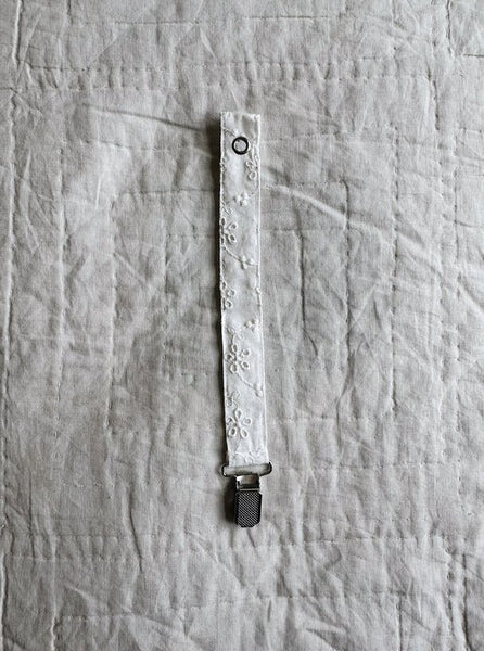 Pacifier Clip | Broderie Anglaise - Skjønn Concept Store