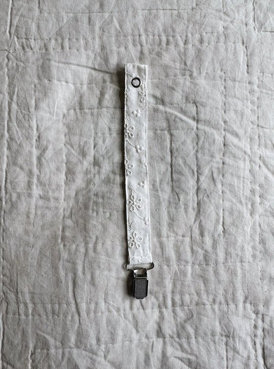 Pacifier Clip | Broderie Anglaise - Skjønn Concept Store